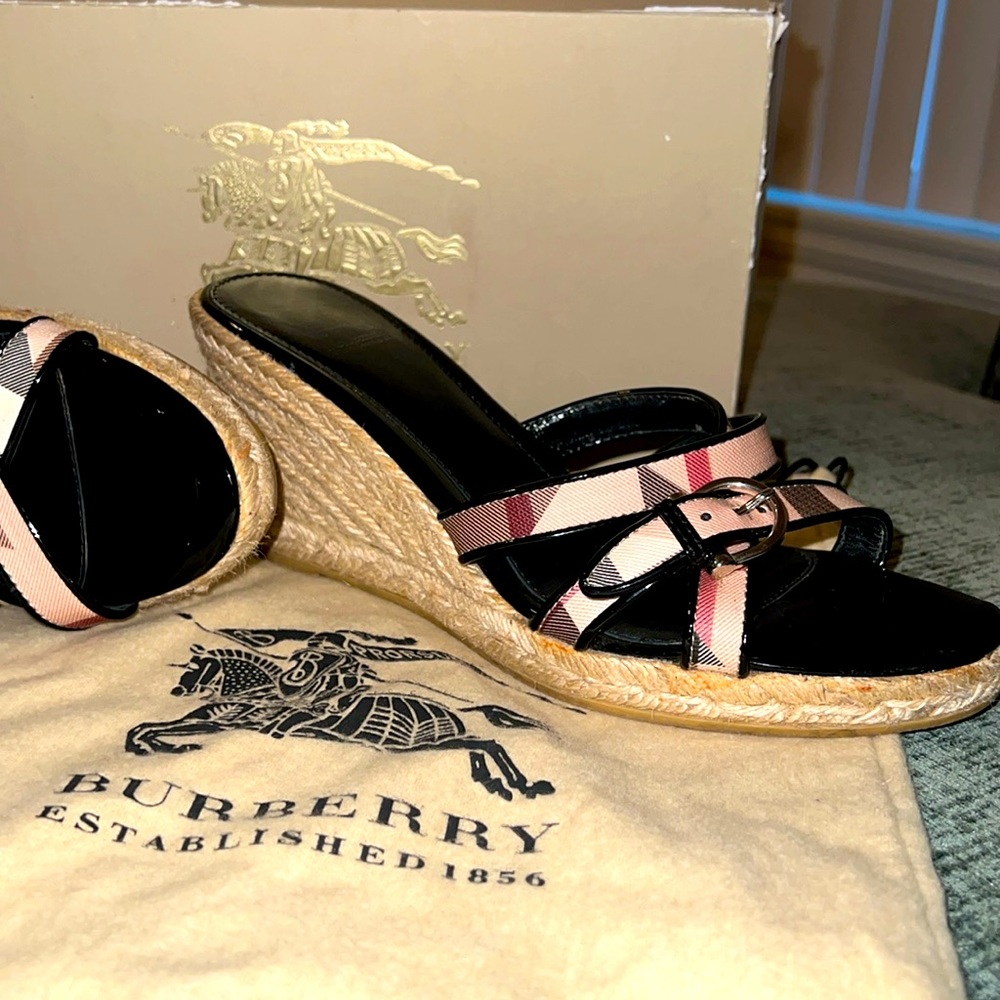 BURBERRY NOVA CHECK ESPARDRILLE/ WEDGES/SLIDE ON SANDALS—US 9 or UK 40